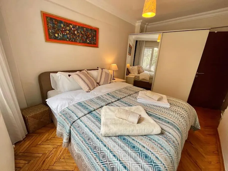 Bright Cozy Stacked Home Ideally Located N Kadikoy Estambul 0*,  Turquía